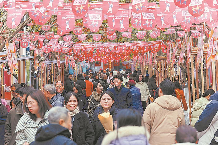     1月2日，武侯区第一届“村糖会”吸引了大批市民前来游玩购物。  李冬 摄