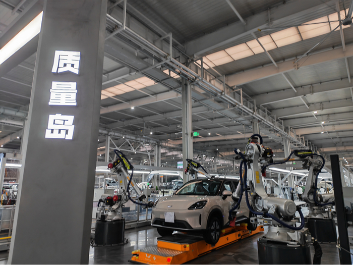 上汽通用五菱智能工厂“质量岛”内，三维测量系统正在高速扫描白车身。新华网 东子寒 摄