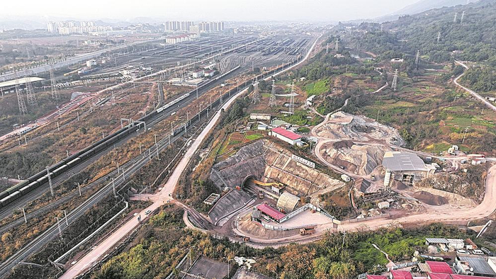     中梁山隧道顺利贯通。