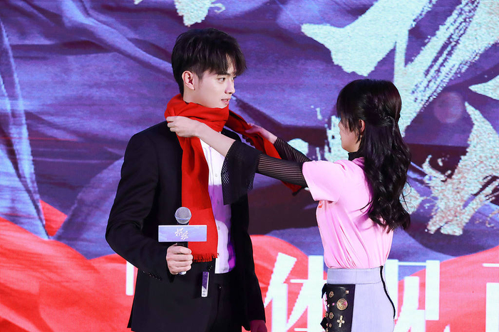 尽管争议不断，作为优酷在2025年的重点剧目，《唐宫奇案之青雾风鸣》依旧将悬疑探案与权谋元素融汇贯通。如果正式剧集能够在案件逻辑与角色成长之间取得良好的平衡，它极有可能成为古装悬疑领域的新爆款。目前，观众可以在优酷平台进行预约，让我们共同期待它上线后的精彩表现吧！