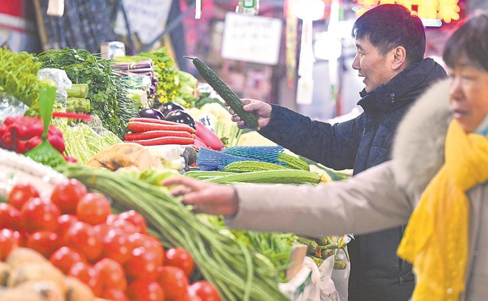    市民在农贸市场选购蔬菜（资料图片）。    新华社记者 丁磊 摄