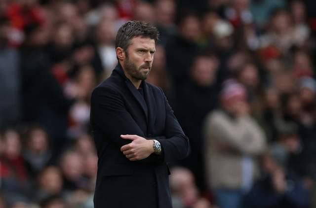 最后，针对曼联主帅人选，talkSPORT记者本·雅各布斯透露，尽管临时主帅卡里克带领球队连续战胜曼城和阿森纳表现不俗，曼联高层已明确告知他俱乐部同时推进一项系统而全面的正式主帅遴选程序，并将面试多位候选人。然而，如果卡里克能持续保持良好成绩，他依然有机会进入最终的考察名单，成为曼联正式主帅岗位的有力争夺者。由此可见，卡里克虽暂为临时教头，但他的晋升之路尚未关闭。