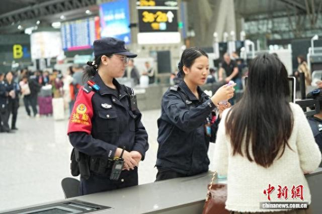 广州铁路警方全力护航2026年春运平安畅通。广州铁路公安处 供图