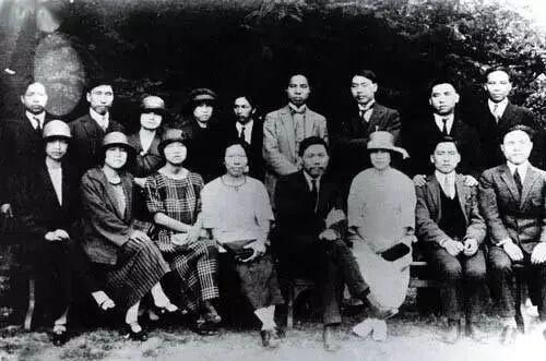 图：徐特立（前排右四）与湘籍勤工俭学学生在法国里昂的合影 图片来源于澎湃新闻