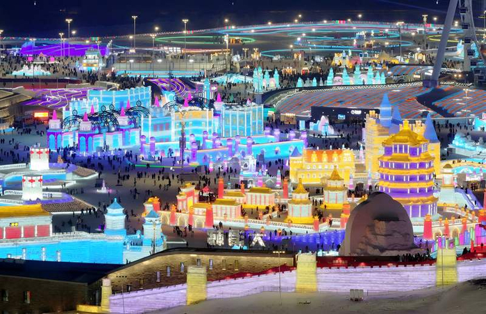 1月27日，黑龙江省哈尔滨市，夜色中的第二十七届哈尔滨冰雪大世界园区。图/IC photo