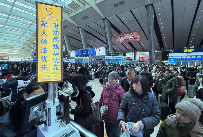 新增设的重点旅客排队区域标识更加醒目。新京报记者 王贵彬 摄