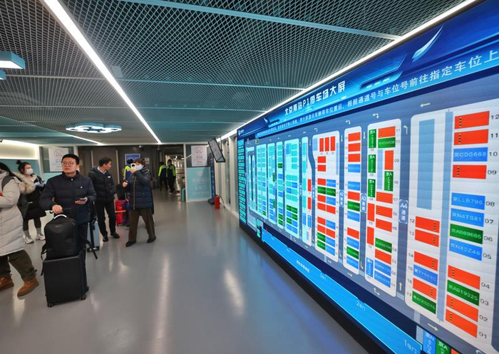 北京南站西停车场改造后，增加车位导航功能，旅客可在大屏幕上查看车牌号及停车位信息。新京报记者 王贵彬 摄