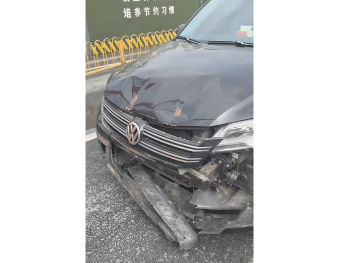 韦先生驾驶车辆的车头被龙门吊砸中。 受访者供图
