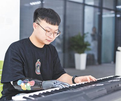 智能仿生手彈琴打字，智能仿生腿攀岩衝浪：科技助力殘障人士新生活
