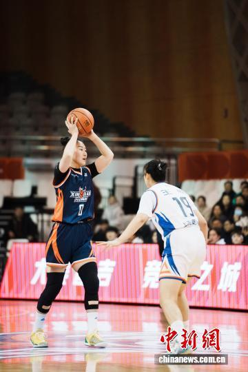 新疆女篮球员武桐桐在比赛中持球进攻。刘文静 摄