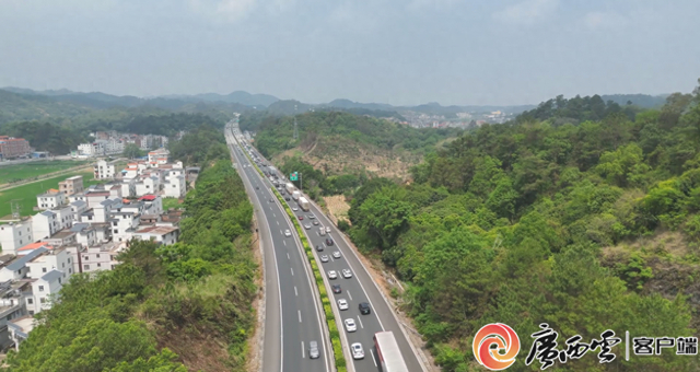 无人机为车流高峰护航（资料图）。 柳冬华 摄