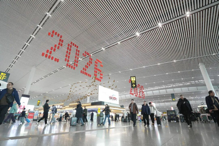 江北国际机场，旅客往来。李一鸣 摄