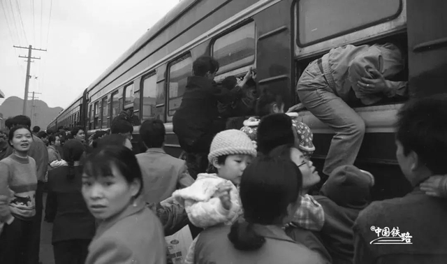 1998年，湘桂线凤凰站，没能从车门挤进的旅客干脆从车窗爬进列车。蒋建雄 摄