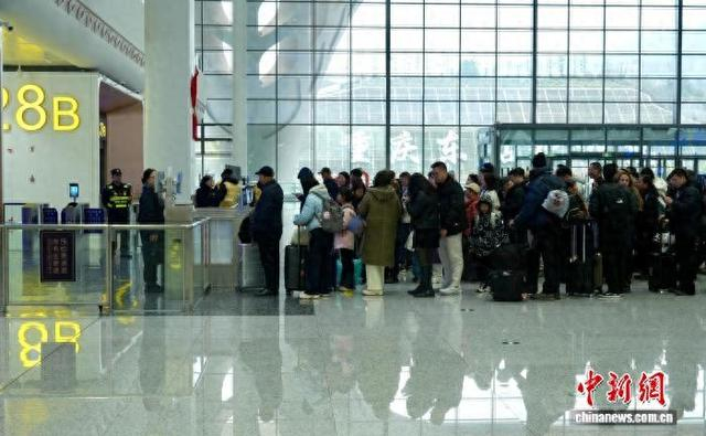 图为重庆东站的旅客。重庆东站供图