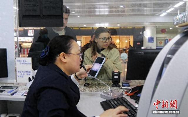 工作人员为外籍旅客提供帮助。深圳铁路供图