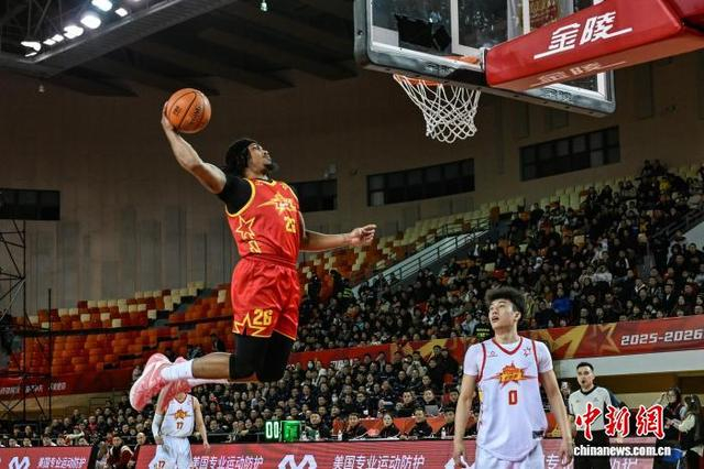 2月1日晚，在2025-2026NBL联赛全明星正赛中，南区明星队球员尼文·格洛弗扣篮。 中新社记者 瞿宏伦 摄