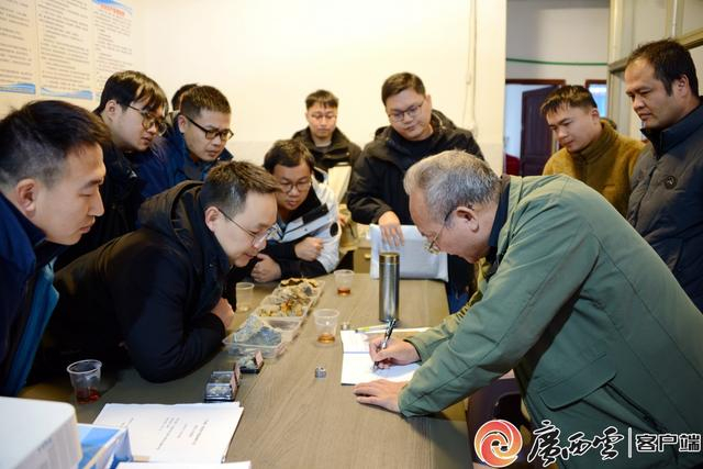 地质工作者在交流研讨地质找矿工作。杜小品 摄