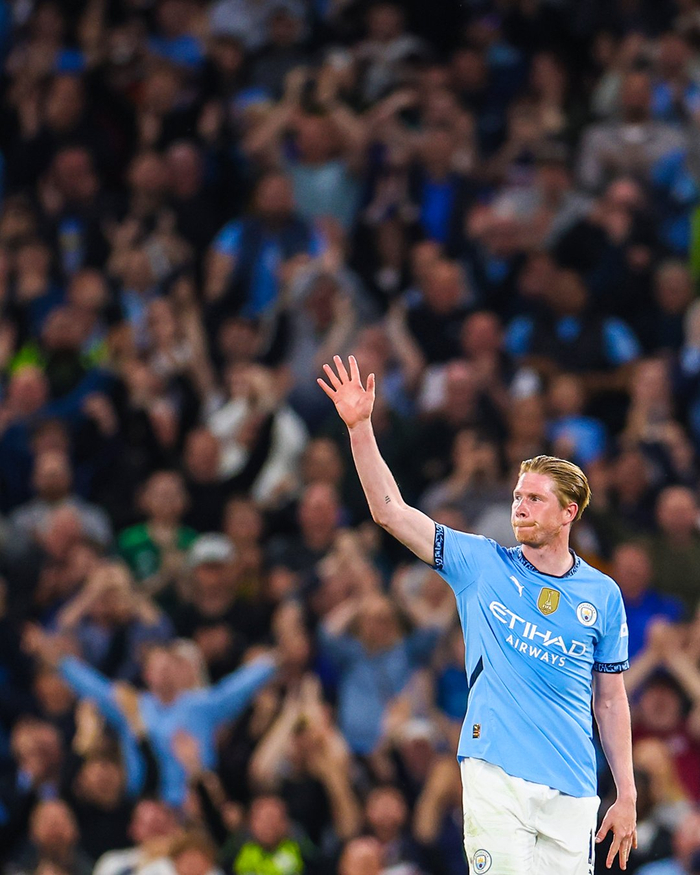 德布劳内为曼城效力十年，为曼城出战422场，攻入108球。