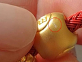 广东女子购买周生生足金挂坠戴1天就被刮花，并出现白色痕迹！检测后发现含铁、银、钯等，监管部门介入