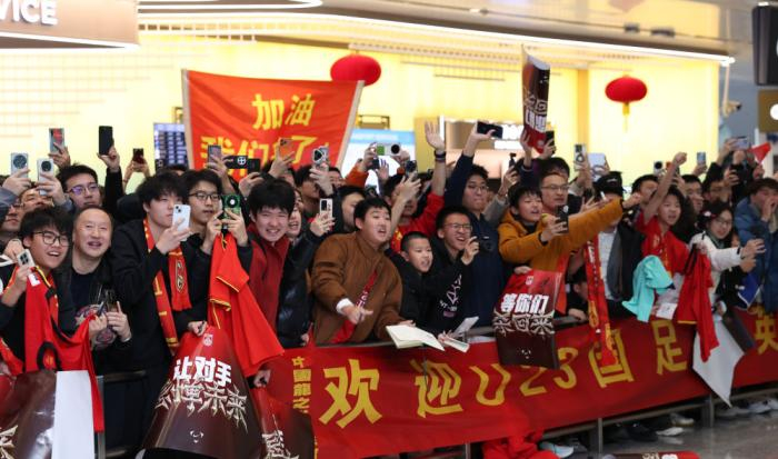 1月26日，大批球迷在机场欢迎球队归来。新华社记者 雒圆 摄
