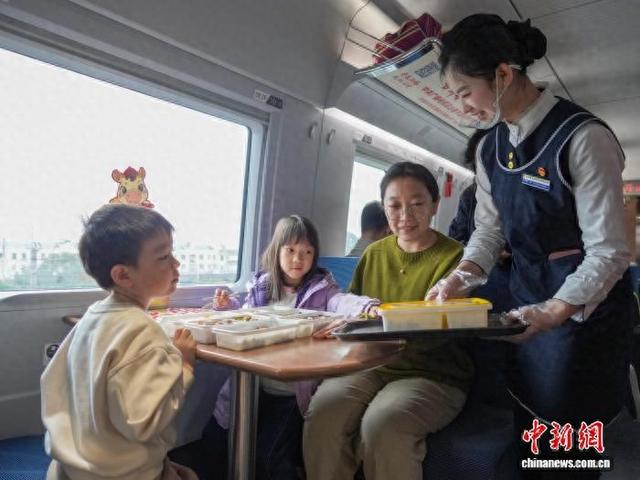 工作人员为旅客送上餐食。华铁旅服公司供图