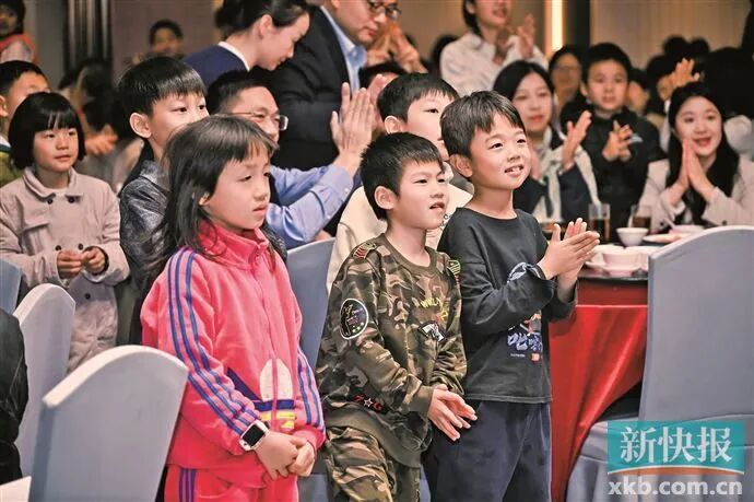 ■孩子们近距离观看演出，眼睛瞬间亮了。