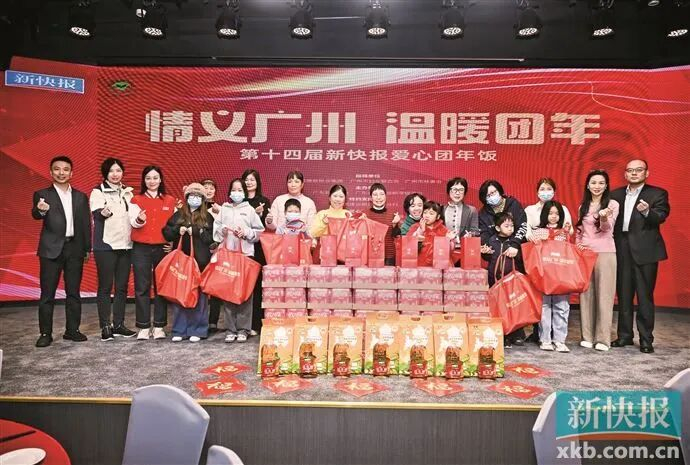 ■参加本次爱心团年饭的家庭代表获赠新春大礼包。