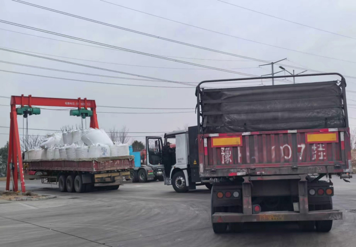 1月17日，洛阳伊川县伊电集团附近停车场内，龙门吊下的货车正在更换电动车头。新京报记者 李英强 摄