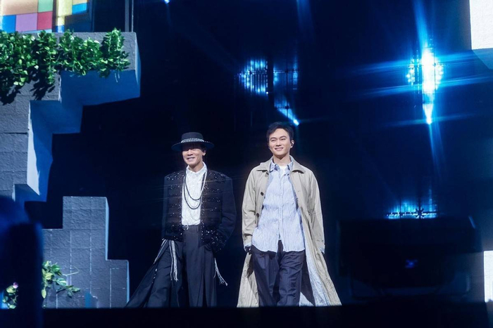  他说：成日做同一个个唱我都闷，但大家又想我26年再开巡演，我就提出一系唔做，一系做一个新嘅！问到何时返香港演出，他笑答：咁都要有老板先得，哈哈！你问我，我最钟意香港中环户外添马舰场地，好多年之前和黎明做过一次，整个演唱会以维港海景作背景真系好正，但都要睇天时地利人和。