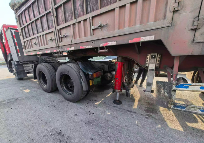 1月16日，河南省焦作市武陟县创业路上，满载煤炭的挂车正换上一辆“沪A”牌照的红色电动车头。新京报记者 李英强 摄