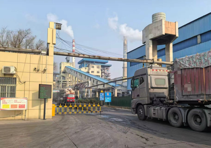 1月16日，货车更换电动车头后顺利进入河南江河纸业公司。新京报记者 李英强 摄