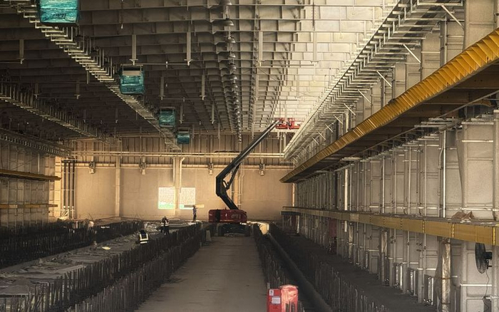 22号线平房停车场，工人正在进行机电安装施工。新京报记者 陶冉 摄