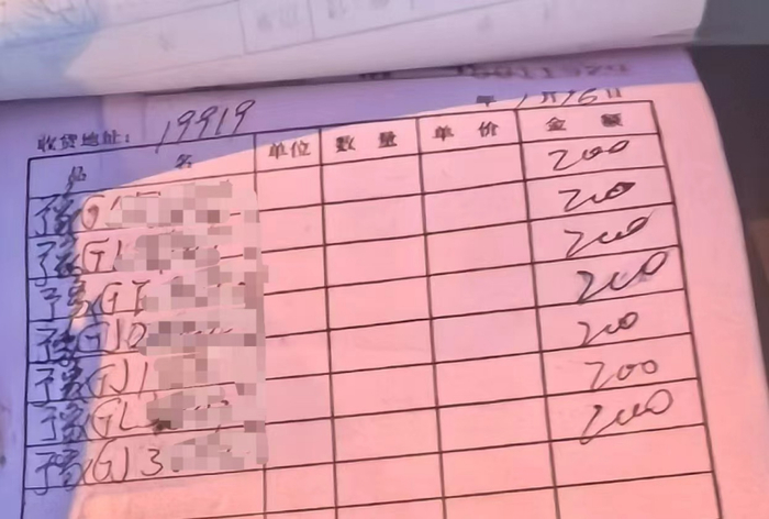 新乡县新亚新石化加油站旁的换车头点位，登记本上显示，货车更换电动车头一次收费200元。 新京报记者 李英强 摄