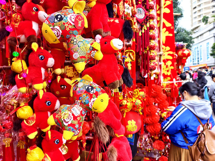     憨态可掬的马造型玩偶挂件受到市民喜爱。    本报记者宋延康 摄