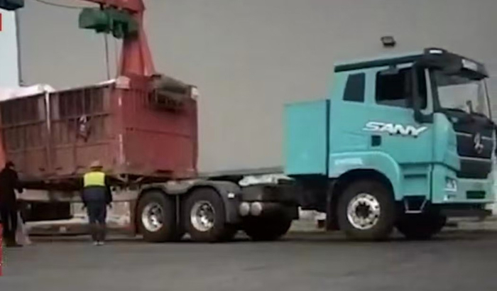 1月17日，洛阳伊川县伊电集团附近停车场内，一辆货车正在更换蓝色的电动车头。新京报记者 李英强 摄