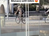 Charles骑车带Leo在摩纳哥街头兜风 坐的vip贵宾席呢料料！
