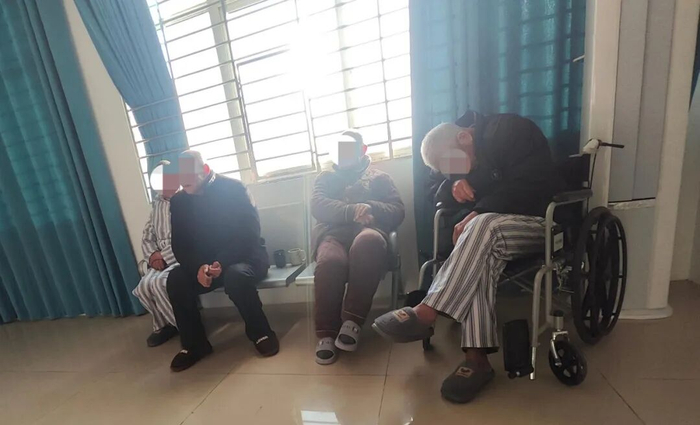 ▲襄阳宏安精神病医院住了不少老年人，他们中有的整天要坐在轮椅上。 新京报记者 韩福涛 摄