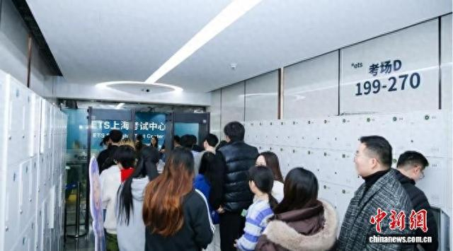 图为考生在考试中心等候入场。托福教育考试服务中心 供图