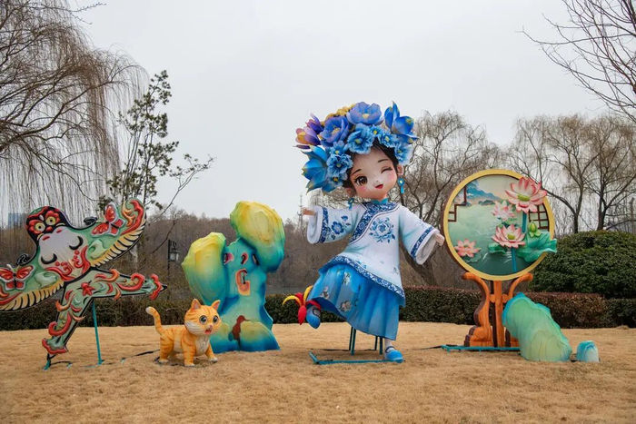 大明湖景区·超然楼附近草坪Q版雨荷灯组。