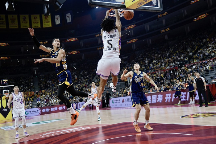 广东队在某些防守回合中漏洞颇大。