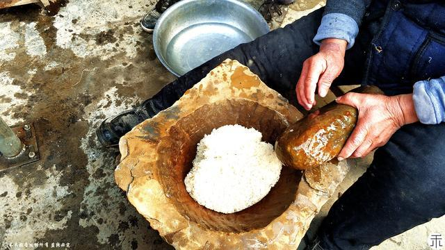 农村大爷做的这道传统小吃,需要用石棒捶打120次__财经头条__新浪财经