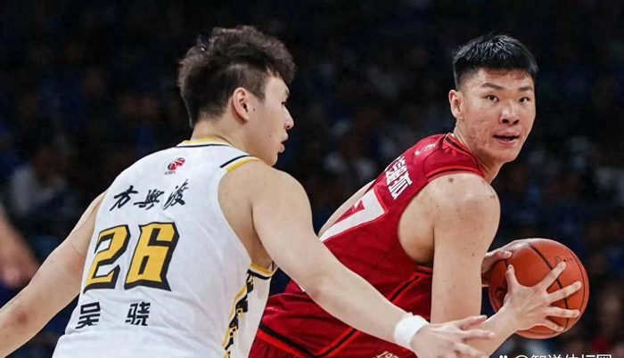 作为球迷朋友们，你们怎么看待这些评判呢？欢迎在评论区畅所欲言，分享你们的看法，让我们共同探讨这充满变数的CBA联赛！