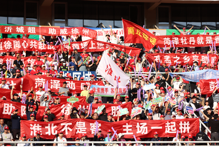 苏超“名场面”：淮海球迷跨省助威“徐老大”徐州发布