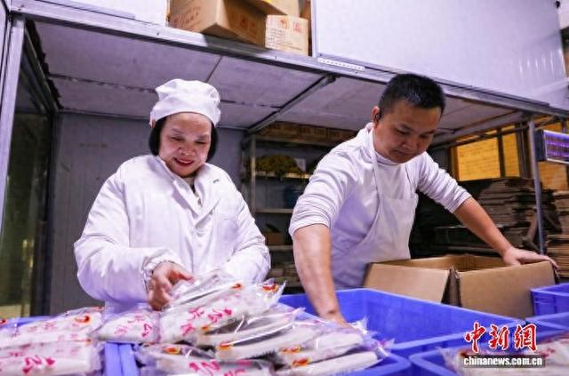 图为工人在打包云片糕。梁琪 摄