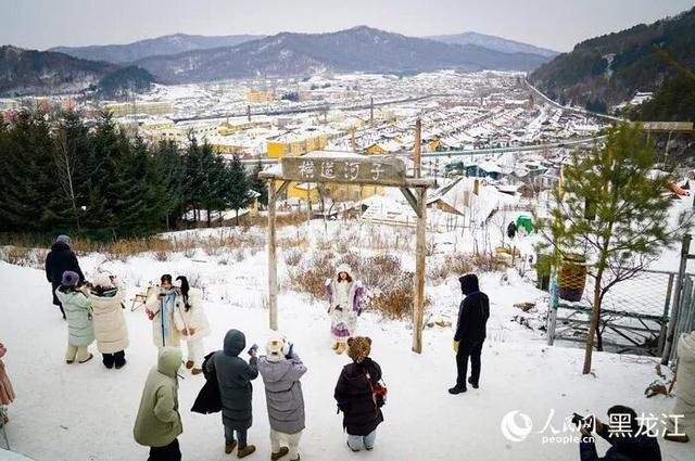 冰雪旅拍成为冰雪经济发展新业态。人民网记者 苏靖刚 摄