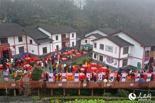 江西省井冈山茅坪镇神山村在村中摆年味神山宴席，以“神山宴”待客四方。人民网记者 时雨 摄