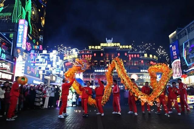 市民游客在青云市集内观看舞龙表演。图源：贵州贵阳南明区党委宣传部