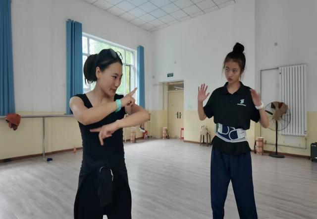 舞蹈《天空之境弄倩影》的排练现场