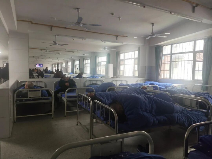 ▲在宜昌夷陵康宁精神病医院，仅一个科室就住了160余人，大厅里也摆满了病床。 新京报记者 韩福涛 摄