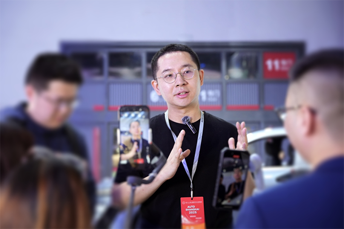 印奇在上海车展现场接受媒体访谈，图源：千里科技